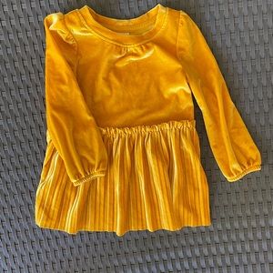 Cat & Jack, girls, 2T, long sleeve shirt, gold velvet in great condition!
